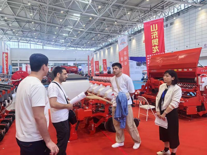 山東奧龍農機產品受外商青睞